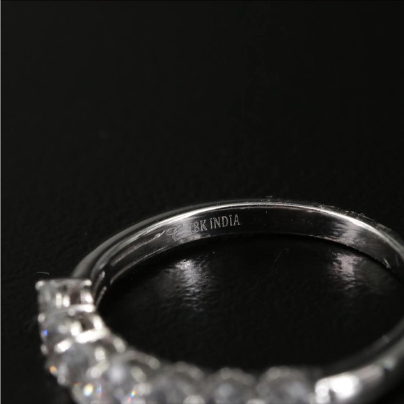 18K - Seven Stone Ring - Size 7 - Picture 3 of 4